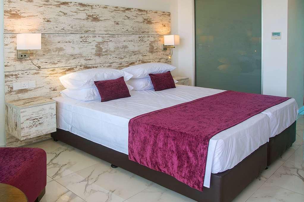 Ramada Hotel & Suites By Wyndham Ayia Napa Habitación foto