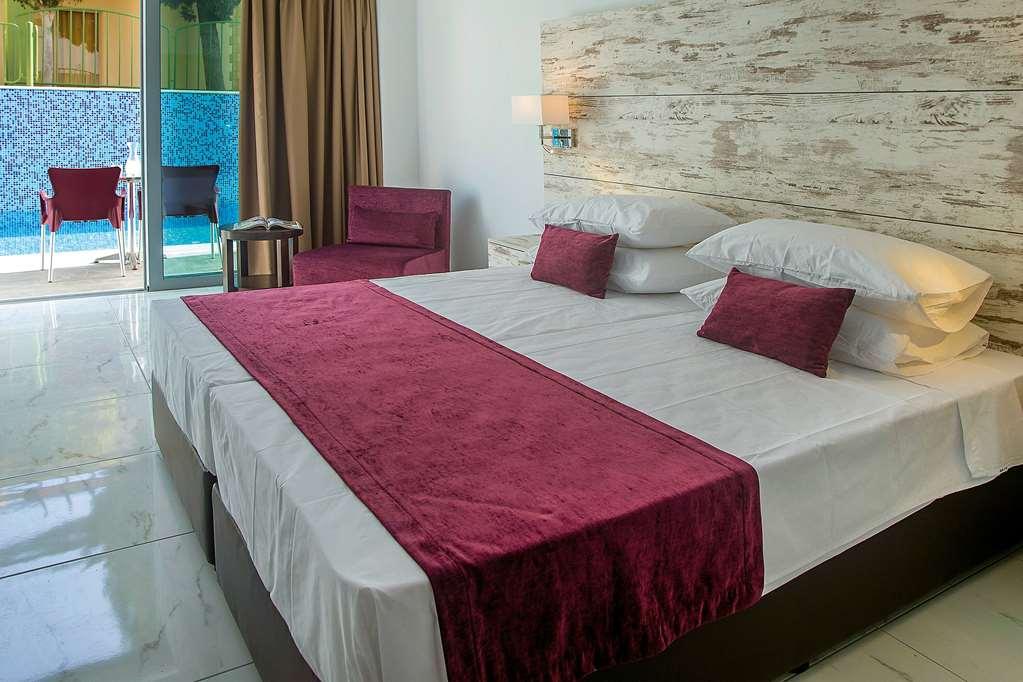 Ramada Hotel & Suites By Wyndham Ayia Napa Habitación foto