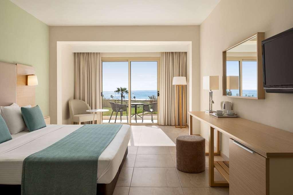 Ramada Hotel & Suites By Wyndham Ayia Napa Habitación foto