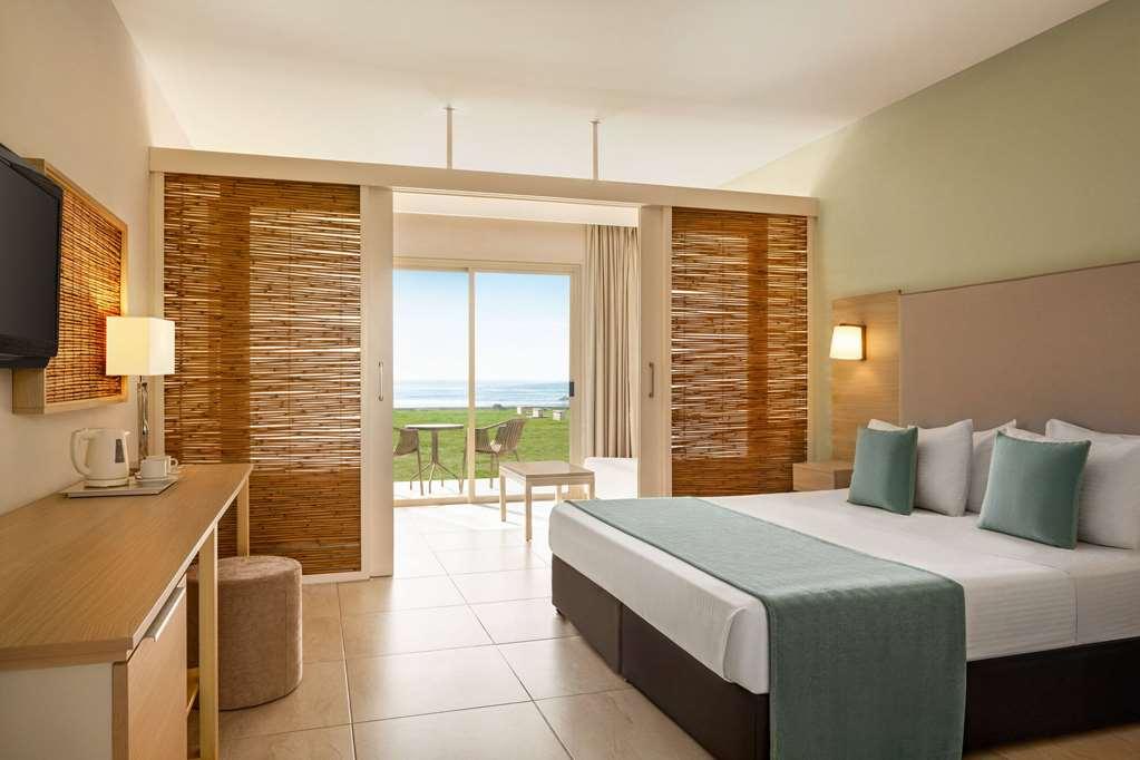 Ramada Hotel & Suites By Wyndham Ayia Napa Habitación foto