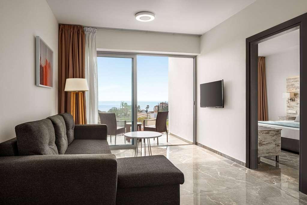 Ramada Hotel & Suites By Wyndham Ayia Napa Habitación foto